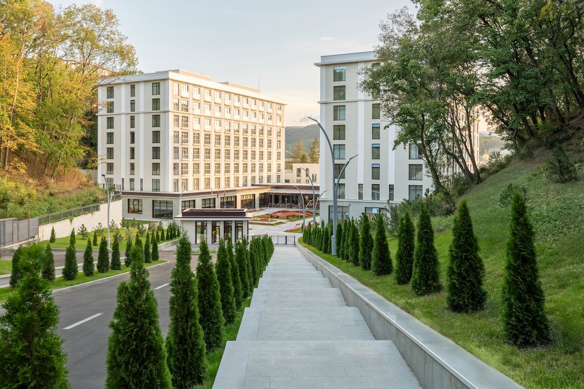 kak vybrat otel na kmv dlya komfortnogo otdyha pensionerov